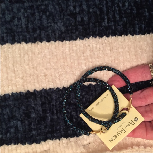 5🌟 ❄️NEW! Blue Rhinestone textured hoops - Picture 3 of 4